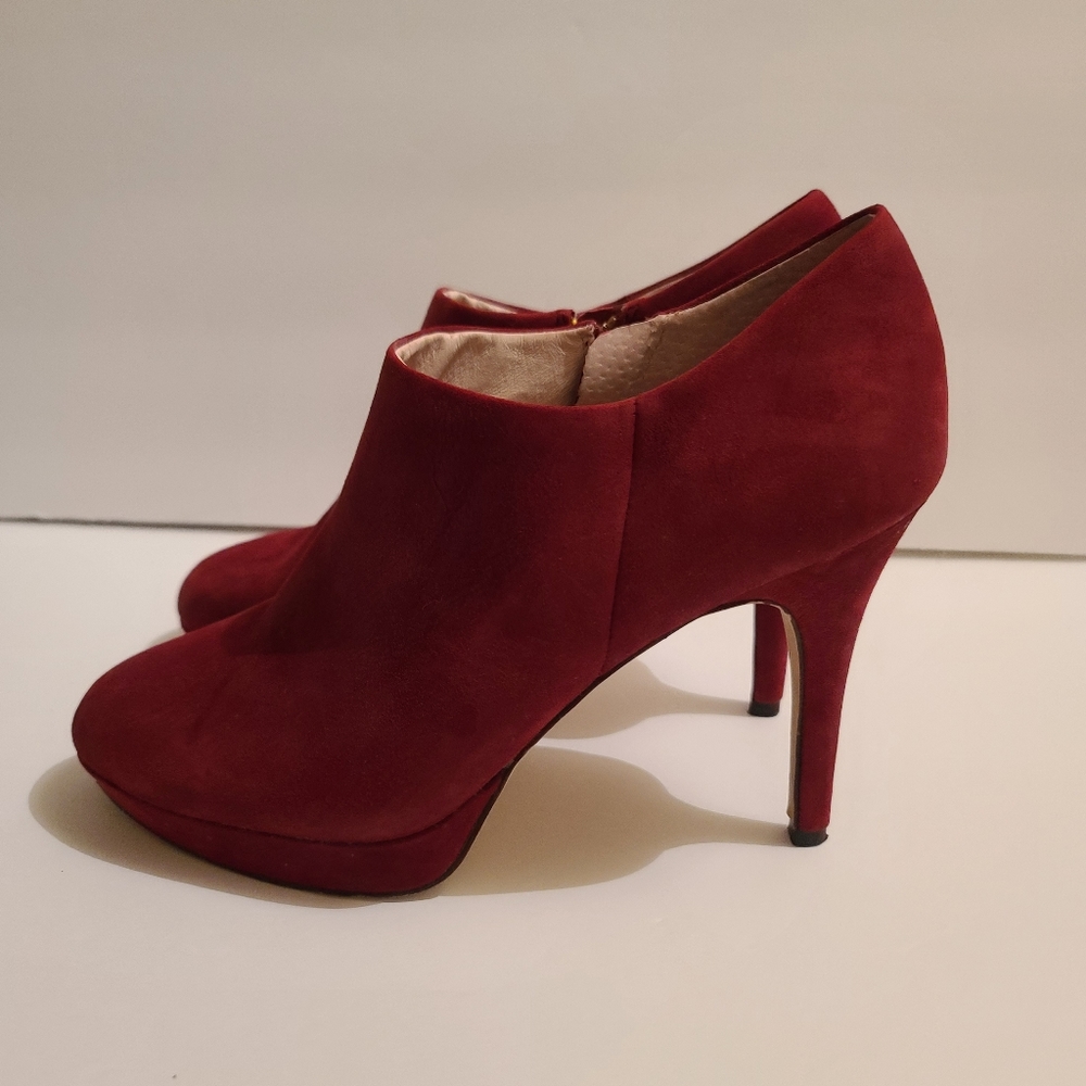 Vince Camuto Red Vive Booties Size 8.5M
